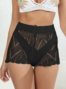 Dettaglio degli shorts da mare all'uncinetto neri con motivi a maglia e coulisse in vita