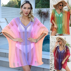 Détail de la tunique de plage au crochet col V avec tricot dégradé et manches chauve-souris