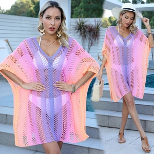 Détail du cache-maillot en maille dégradée avec motifs ajourés et col en V pour la plage