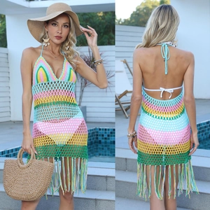 Détail d'une robe de plage en crochet coloré avec maille ajourée et franges en bas
