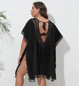 Détail de la tunique de plage dos nu noire avec texture à pois et finitions franges