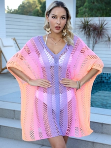 Gros plan sur la texture en maille crochetée de cette robe de plage dégradée violet et orange