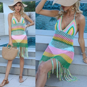 Détail de la robe de plage crochetée avec rayures multicolores et finitions à franges