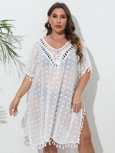 Détail de la tunique de plage blanche avec pois texturés et dentelle au crochet col en V