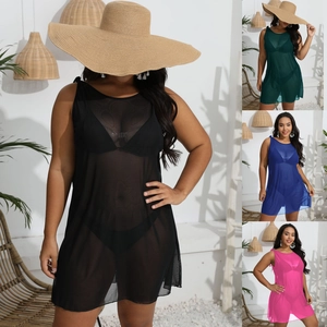 Collage aus Strandkleidern aus Mesh in den Farben Schwarz, Grün, Blau und Rosa