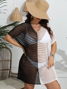 Détail de la maille d'une robe de plage bicolore noire et blanche en crochet ajouré