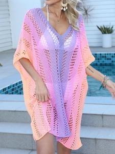 Détail de la maille crochetée sur cette robe de plage dégradée à col en V