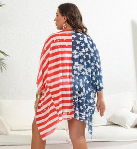 Dettaglio del kimono ampio con motivo bandiera americana a stelle e strisce da mare