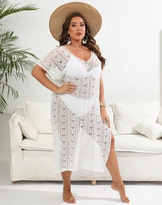 Détail de la robe de plage en maille crochetée blanche avec col en V et texture évidée