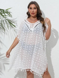 Détail du col en V au crochet blanc et pois texturés sur la robe de plage d'été