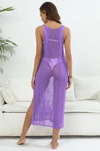 Vue de dos détaillée d'une robe maxi en crochet violette avec des textures évidées variées