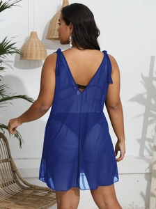 Detail von transparentem marineblauem Netz-Strandkleid mit V-Rücken und Bindebändern