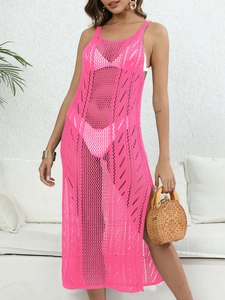 Détail de la robe de plage crochet rose avec fente latérale et texture en maille tissée