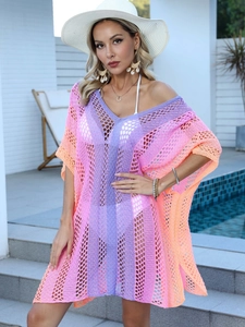 Détail de la robe de plage crochetée dégradée montrant la texture complexe en tricot