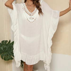 Cache-maillot blanc à col en V crocheté avec volants et manches chauve-souris