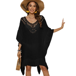 Robe de plage noire en crochet avec col en V profond, ourlet à volants et manches chauve-souris