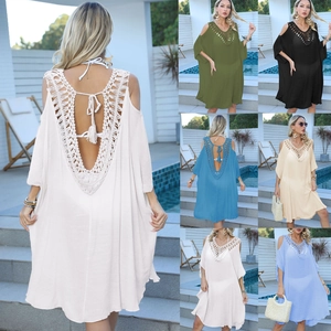 Détail du dos crocheté et design épaules dénudées sur cette robe de plage bohème