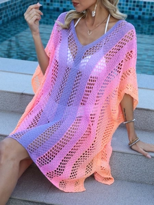 Détail de la tunique de plage au crochet dégradé avec texture tricotée ajourée violette