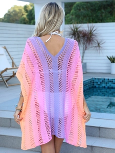Détail d'un cache-maillot en tricot dégradé rose et violet avec un design dos nu ouvert