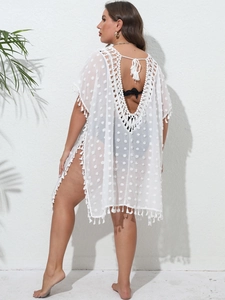 Détail d'un cache-maillot blanc au crochet avec dos nu et franges en dentelle fine