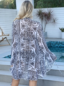 Detailansicht der Rückseite eines transparenten Strand-Cardigans mit Mandala-Muster
