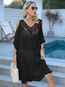 Détail du décolleté en crochet bohème et design épaules dénudées sur robe de plage