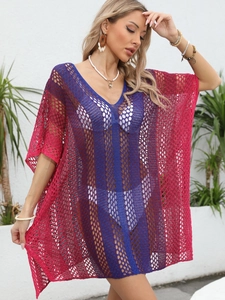 Détail de la tunique de plage au crochet ajouré avec blocs de couleur rose et marine