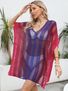 Détail du cache-maillot de plage en maille ajourée avec dégradé de rouge et bleu