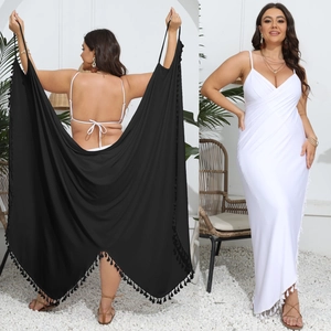 Détail de la robe de plage grande taille avec ourlet à franges et design cache-cœur bicolore
