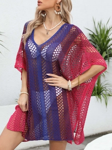 Détail de la maille d'une robe de plage au crochet dégradé violet avec col en V