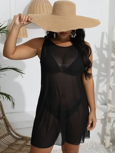 Detailansicht des leichten schwarzen Mesh-Strandkleids über einem Bikini-Set