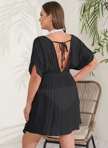Nahaufnahme von rückenfreiem Strandkleid mit dünnen Trägern und Schnürung am Rücken