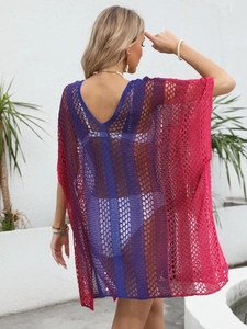 Détail de la maille ajourée tricotée violette et rose pour robe de plage bikini