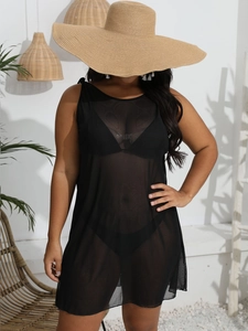 Detail des schwarzen Netz-Strandkleids mit atmungsaktivem Stoff und ärmellosem Design