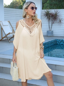 Robe de plage bohème en crochet beige avec dos nu et épaules dénudées sexy