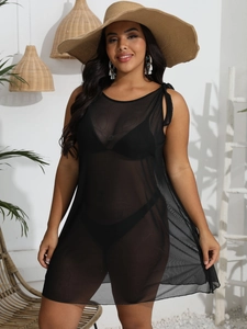 Detail des schwarzen durchsichtigen Mesh-Strandkleids mit ärmellosem Schnitt und weicher Textur