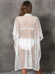 Dettaglio del copricostume bianco a rete che mostra la maglia traforata e i dettagli sul retro