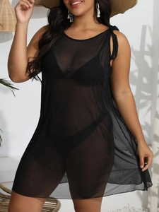 Detail des schwarzen Netz-Strandkleids zeigt transparenten Stoff und ärmelloses Design