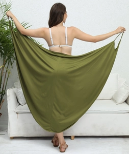 Vestido de playa cruzado verde oscuro vista trasera mostrando tejido fluido y amplio