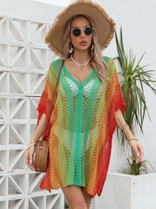 Gros plan sur la maille crochet arc-en-ciel et les rayures dégradées de la robe de plage