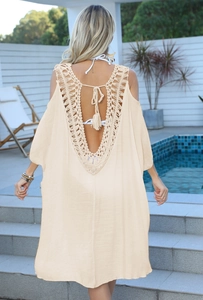 Détail du dos crocheté en V avec des liens à pompons sur ce cache-maillot de plage