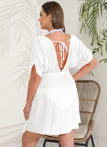 Detail des weißen rückenfreien Strandkleids mit Doppelbindung und Strukturstoff