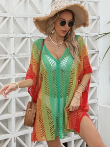 Détail de la tunique de plage en maille ajourée avec dégradé de couleurs et texture mesh