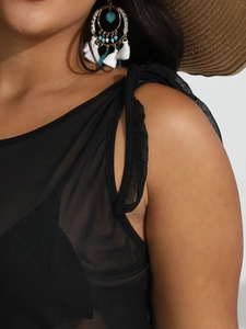 Detail von Boho-Creolen mit Türkisperlen und blau-weißen Quasten an einem Model