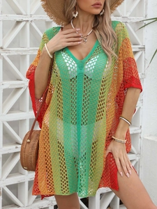 Détail de la maille crochetée colorée sur une robe de plage ample style bikini cover-up