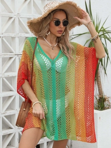 Détail de la robe de plage bohème en crochet ajouré avec rayures dégradées colorées