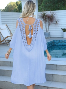 Détail du cache-maillot bleu clair avec dentelle crochetée et liens à pompons