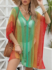 Détail de la tunique de plage au crochet arc-en-ciel avec texture ajourée élégante