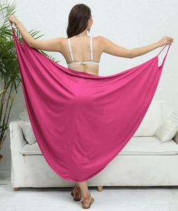 Vista detallada del vestido cruzado fucsia con textura sedosa y múltiples posiciones
