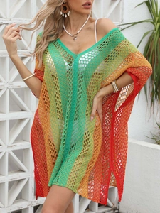 Détail d'un cache-maillot au crochet dégradé coloré avec texture ajourée et col en V